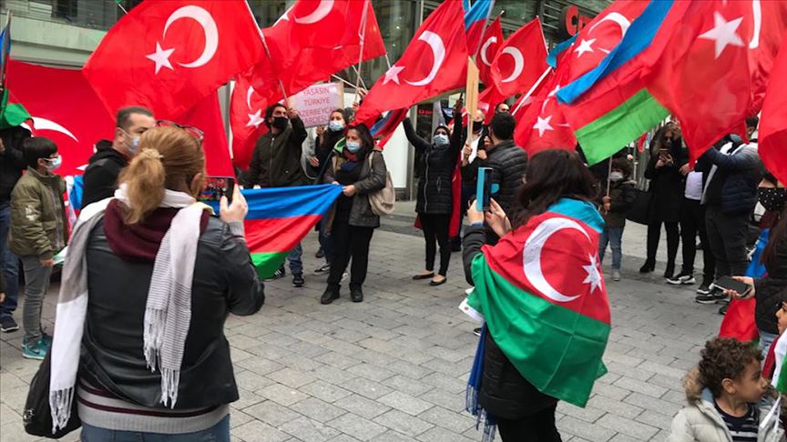 Almanya'da yaşayan Türkler Azerbaycan'a destek mitingi düzenledi