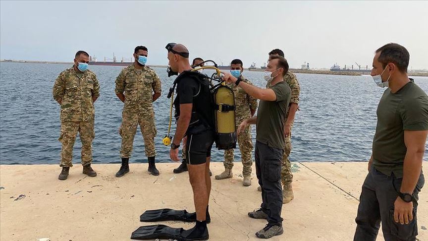 البحرية التركية تدرب جنودا ليبيين على الغوص