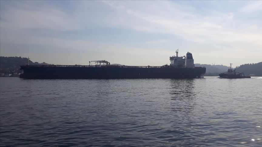 Dev petrol gemisi İstanbul Boğazı'ndan geçti  
