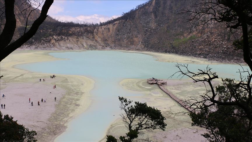 El Cráter Blanco: un tesoro natural escondido durante cientos de años en la cima de un volcán en Indonesia