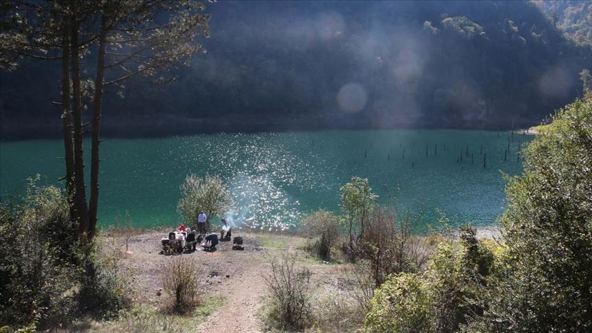 Sülüklü Göl Tabiat Parkı'nda sonbaharın güzellikleri yaşanıyor