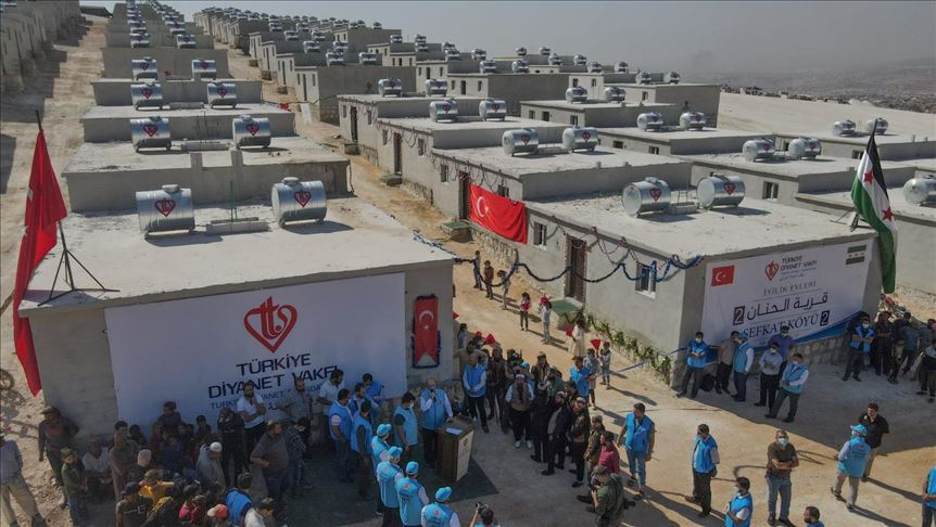 وقف الديانة التركي يسلم 600 وحدة سكنية لسوريين في إدلب