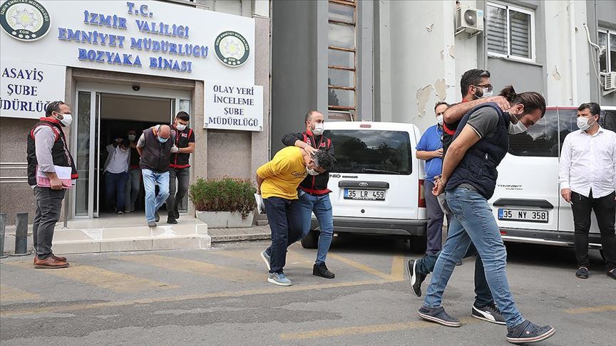 izmir de sahte icki operasyonlarinda yakalanan 20 zanli adliyeye sevk edildi