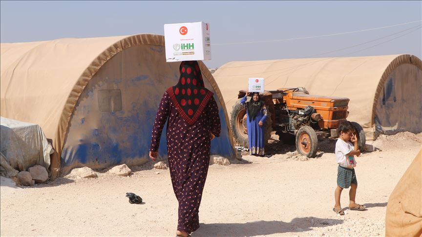 "الإغاثة التركية" توزّع مساعدات غذائية على النازحين بريف إدلب