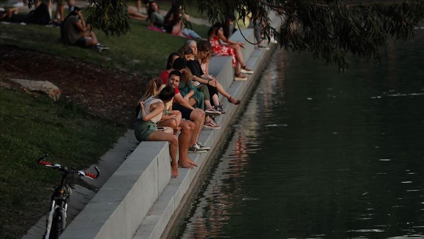 Universitarios estarían detrás de importantes rebrotes de COVID-19 en España