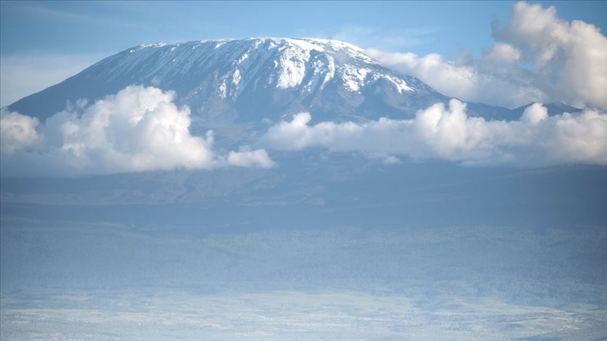 Afrika'nın en yüksek dağındaki yangında 500 gönüllü görev yapıyor