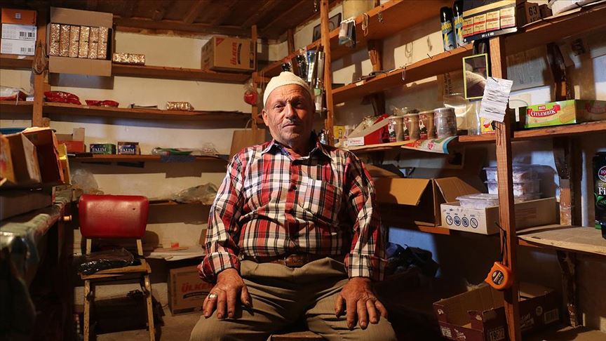 Babasının vasiyetini yerine getirmek için yarım asırlık bakkalı kapatmıyor 