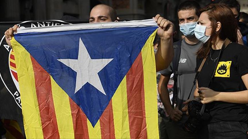 Región de Cataluña en España cierra sus bares y reduce aforo en centros comerciales