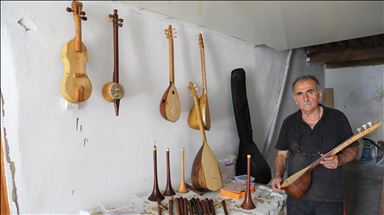 Hosteyê teqawîdbûyî 9 enstrumanan çêdike