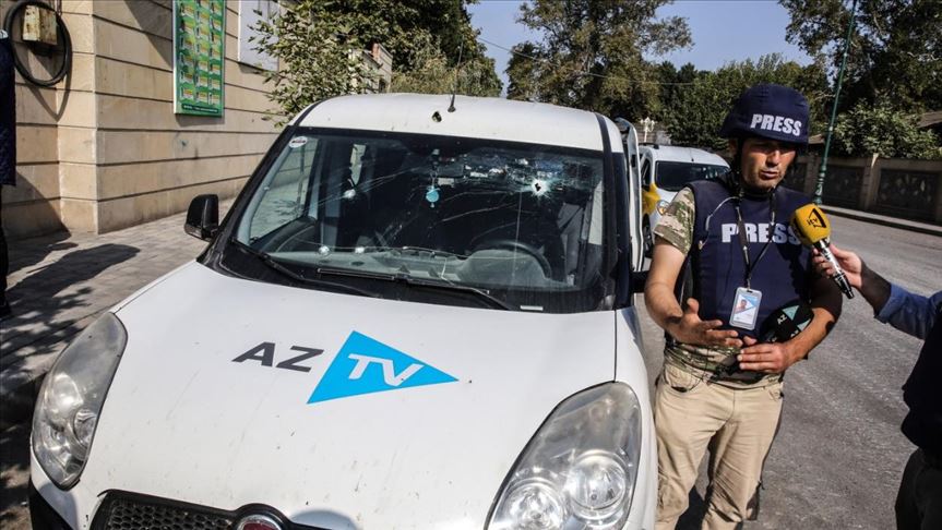 Periodistas azerbaiyanos enfrentan bombardeos armenios en Tartar