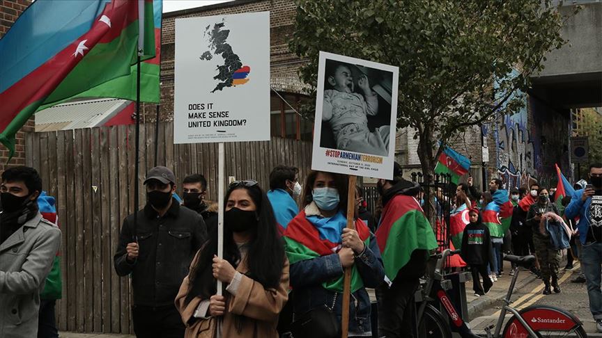 İngiltere'deki Azerbaycan Türkleri, Ermenistan'ın Azerbaycan'daki sivillere yönelik saldırısını protesto etti