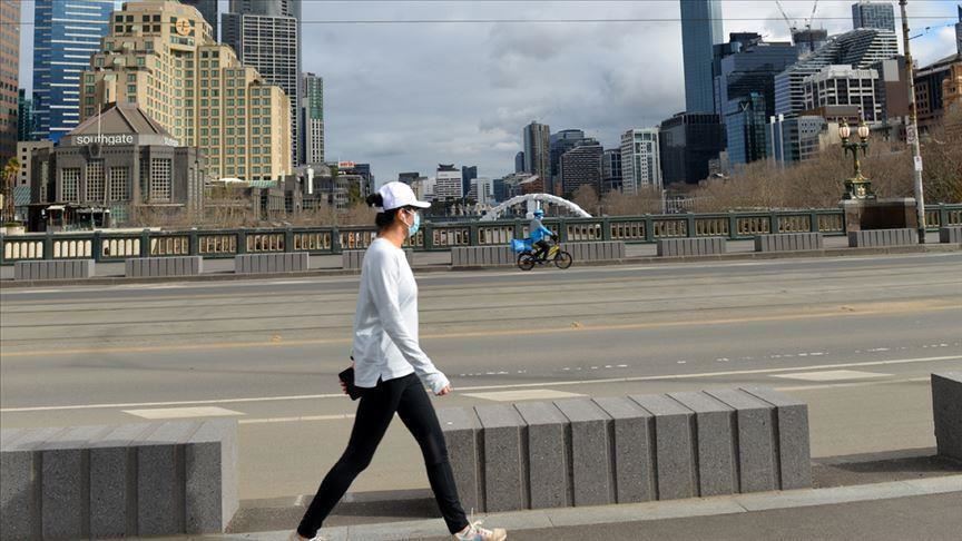 1st passengers from New Zealand land in Australia