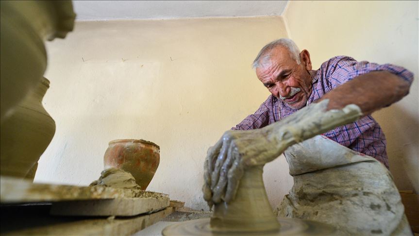 "Çömlekçi Halil dede", yarım asırdır çamuru sanata dönüştürüyor