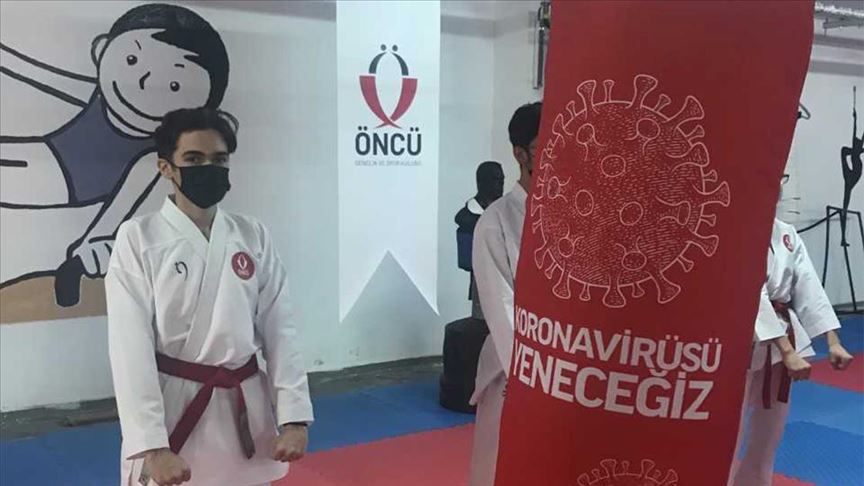 Genç sporcular koronavirüse karşı özel kum torbalarıyla çalışıyor