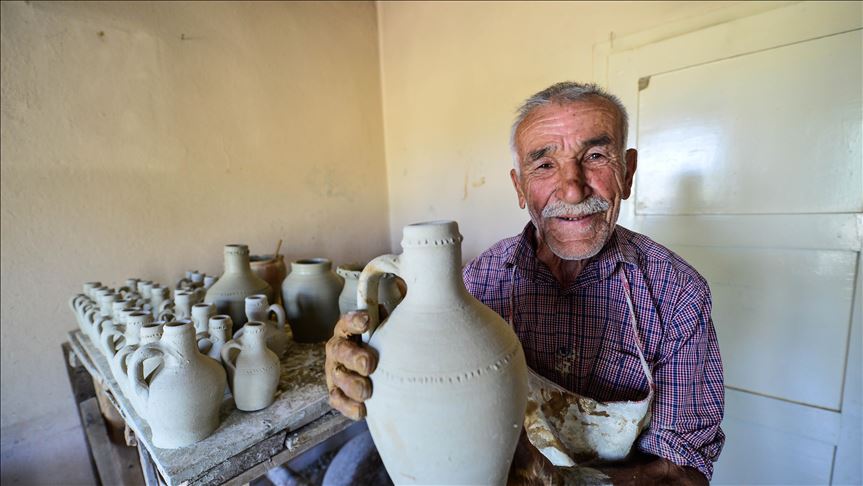 Alfarero turco de 75 años lleva medio siglo dando forma a la arcilla 
