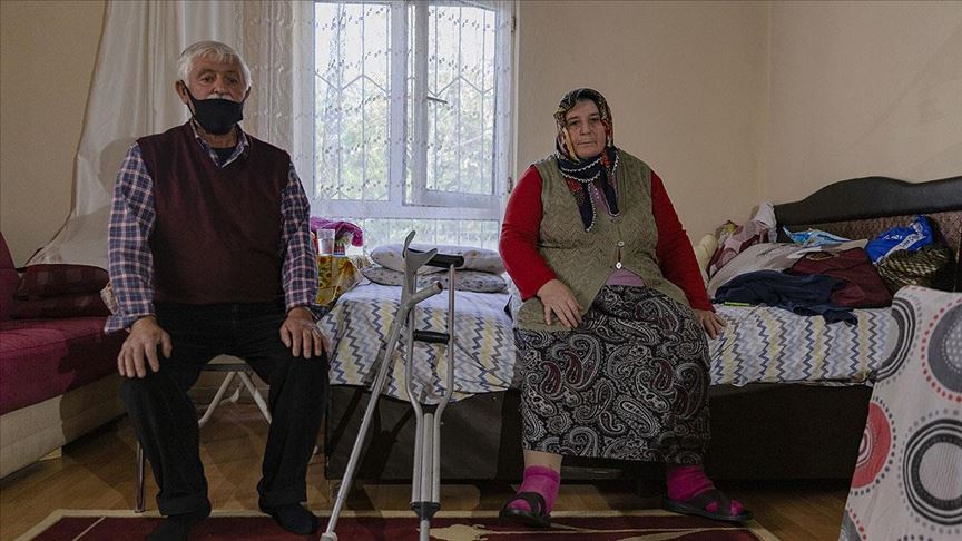 Yatalak eşi ve oğlu ile ortada kalan hamala cami derneği sahip çıktı