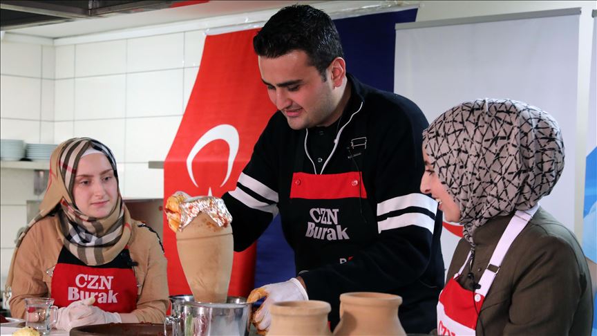 Turkey: Celebrity chef marks World Food Day with refugees