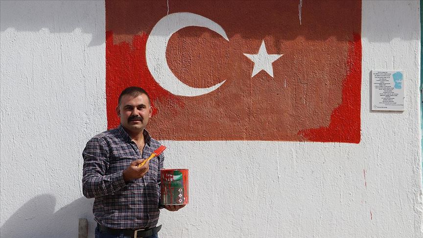 Bayrak aşığı muhtar 120 evin duvarına ay yıldız resmetti