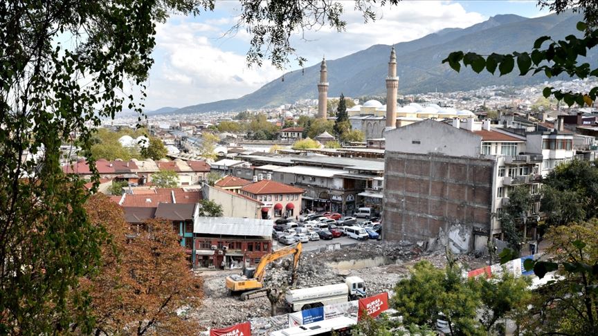 Bursa'da tarihi Ulu Cami ve çarşıların çevresindeki eski yapılar yıkılıyor