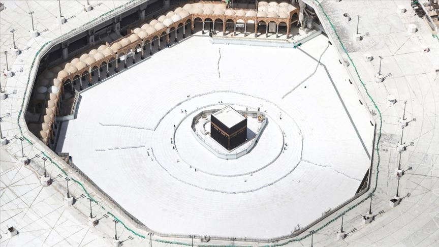 Kabe'de 7 ay sonra yeniden cemaatle namaz kılındı