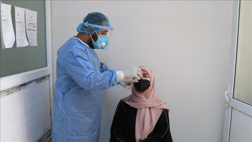 A la sombra de la guerra, médicos y voluntarios luchan hombro a hombro contra la COVID-19 en Libia