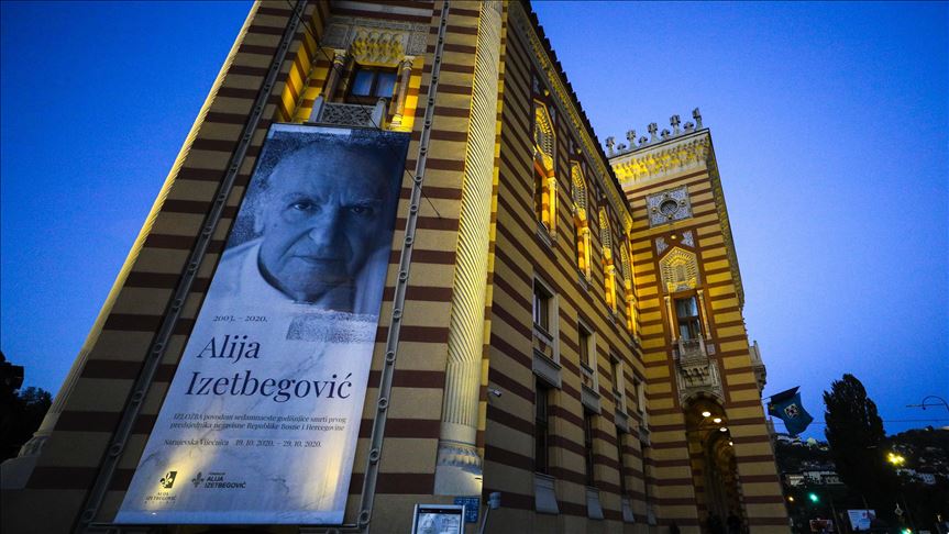 Bosnios recuerdan a Alija Izetbegovic, el "rey sabio", en el aniversario 17 de su muerte