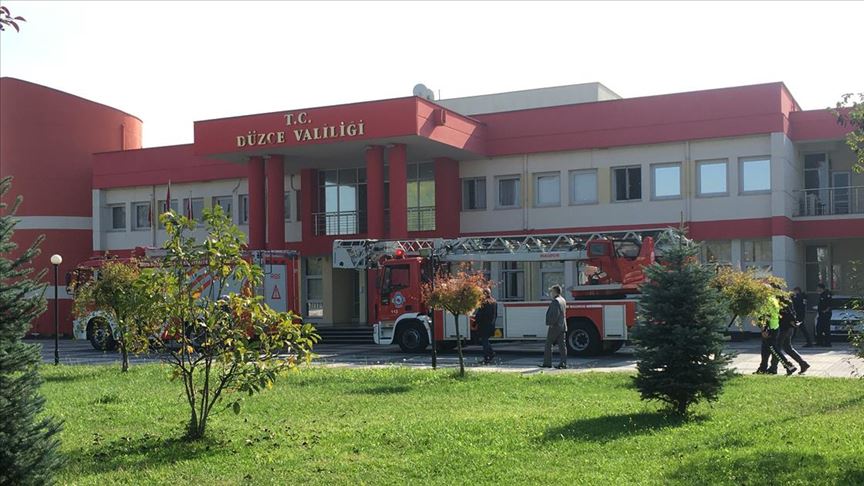 Düzce Valiliğinde güvenlik noktasındaki biber gazı patladı