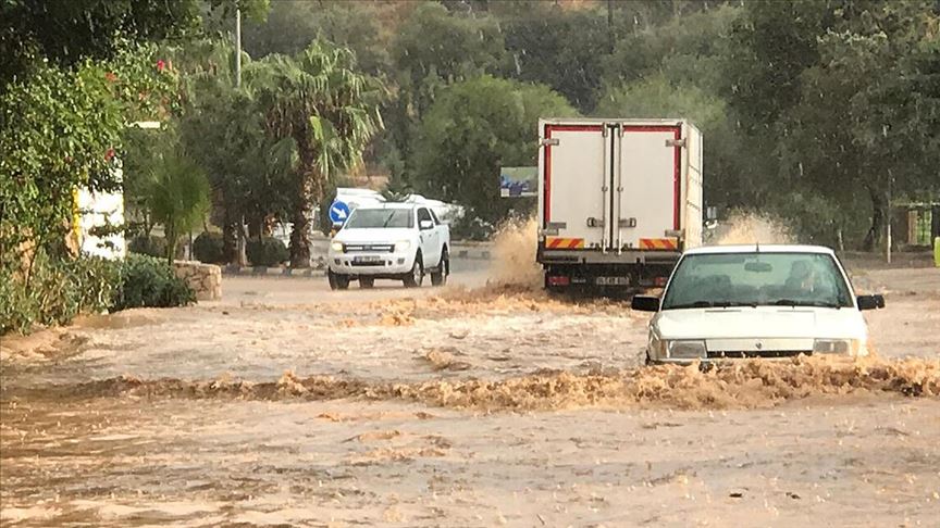 Antalya'da sağanak ve rüzgar etkili oldu
