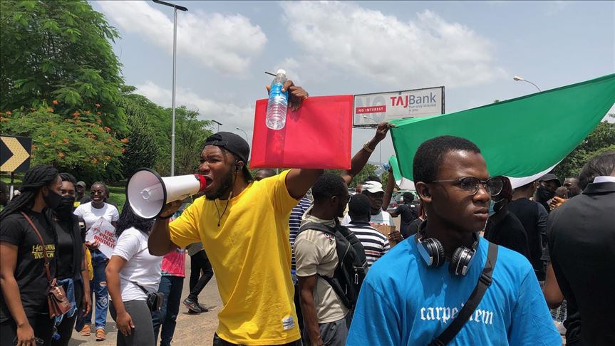 En Nigeria imponen un toque de queda en Lagos en medio de protestas contra la brutalidad policial