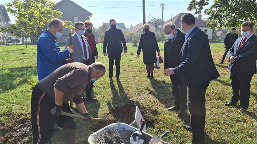 BiH: Turski ambasador Koc posadio "Drvo prijateljstva" u dvorištu OŠ "Alija Nametak" u Zenici
