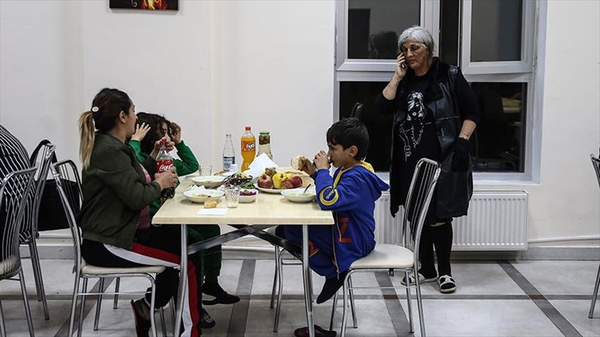Familias afectadas por ataques de Armenia se albergan en residencia universitaria de Ganja, Azerbaiyán