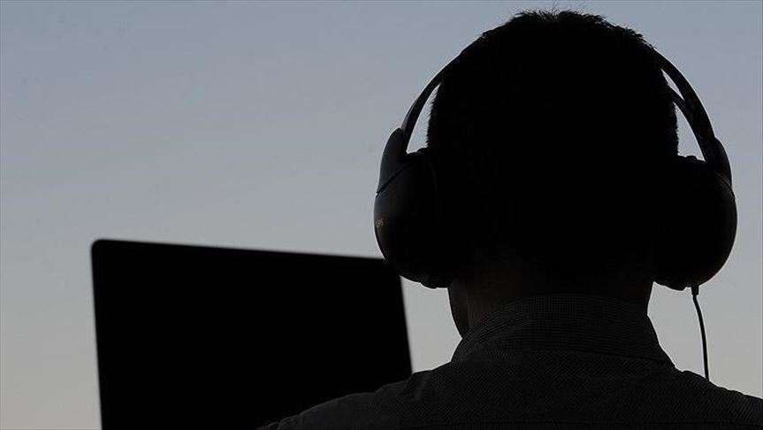 مصر.. تضامن واسع مع "إذاعة القرآن" و"الشاب الساخر" يعتذر