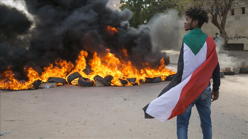 متظاهرون سودانيون يحرقون علم إسرائيل خلال مسيرة إصلاح المسار