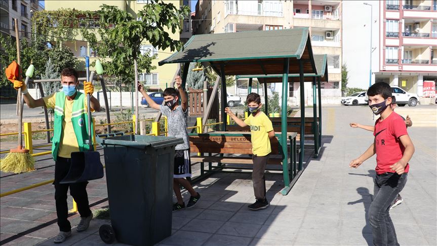 Karkerê paqijiyê yê bi govendê karê xwe dike gel kêfxweş dike