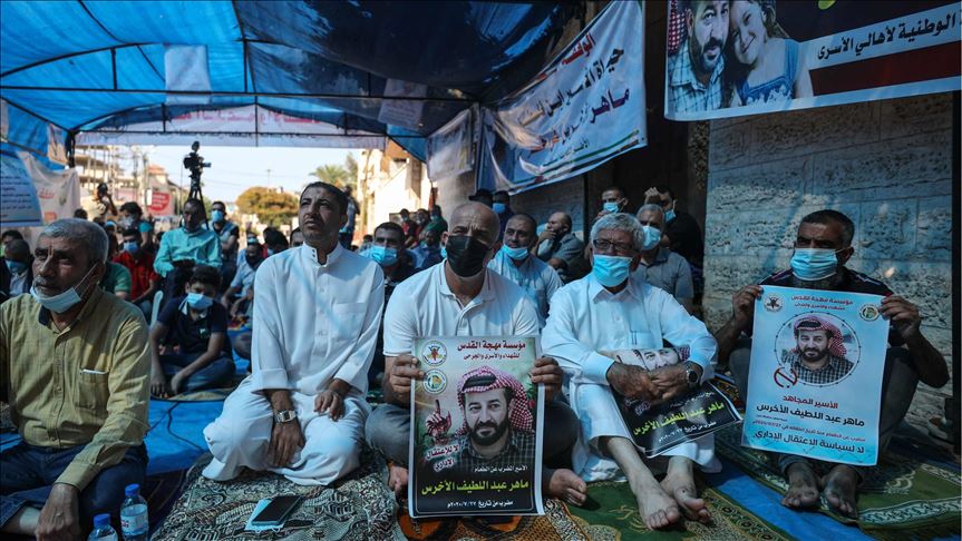 غزة.. صلاة أمام "الصليب الأحمر" تضامنا مع المعتقل "الأخرس"