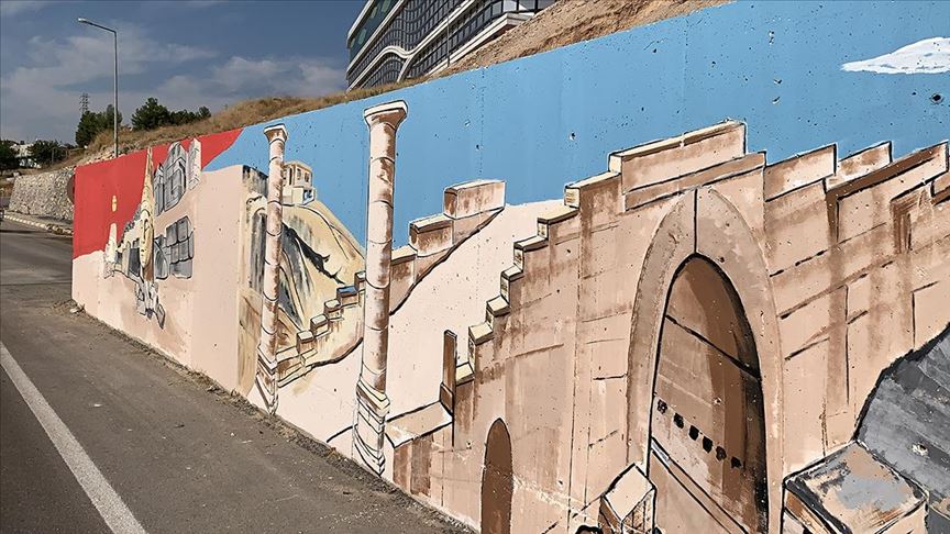 Adıyaman'ın tarihi yerlerini duvarlara resmederek kente güzellik katıyor 