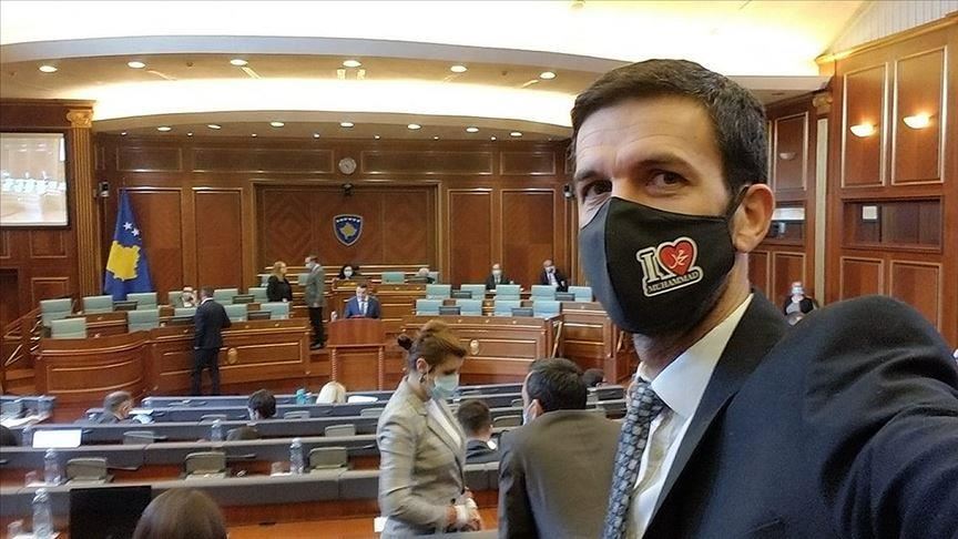 نماینده کوزوو با ماسک «محمد دوستت دارم» در مجلس حاضر شد
