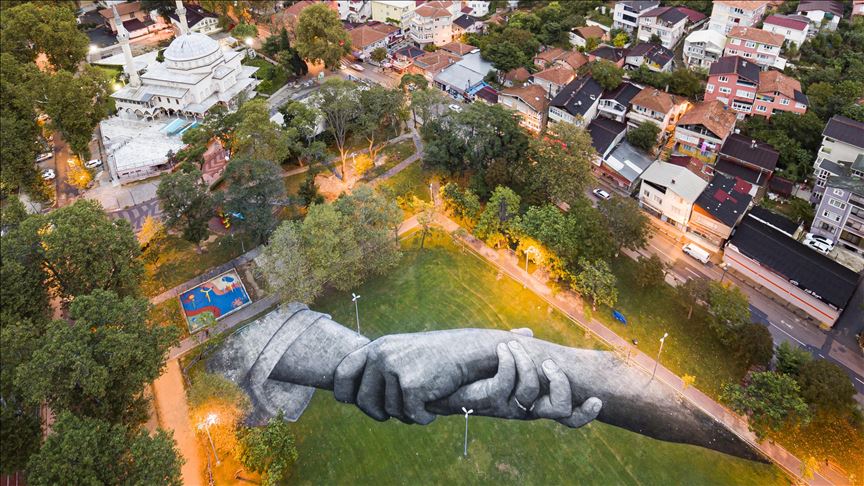 Break down walls: French artist paints Istanbul