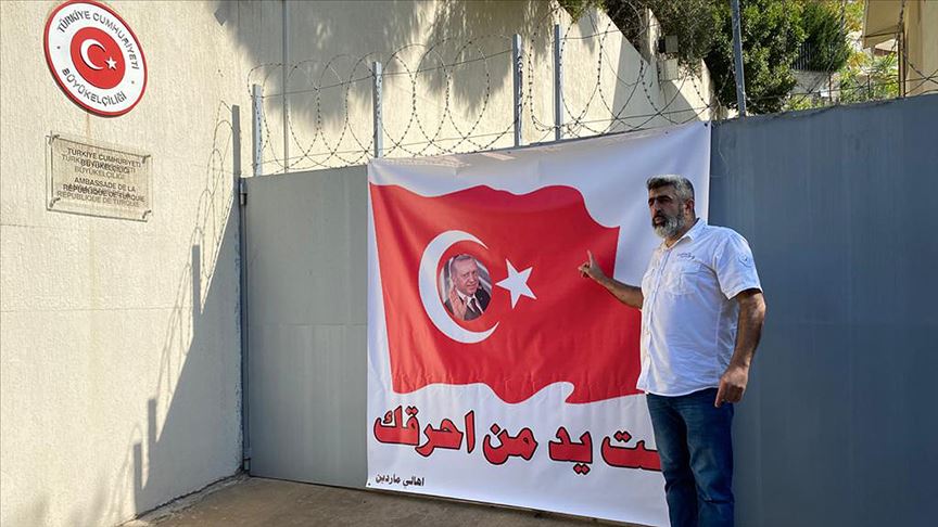  Lübnan'daki Türk Büyükelçiliğine bayraklı destek 