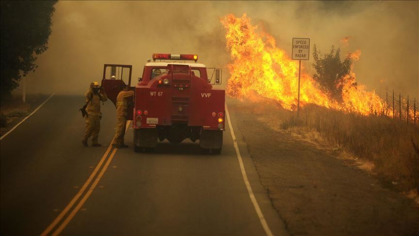 US: California fires force 100,000 to evacuate