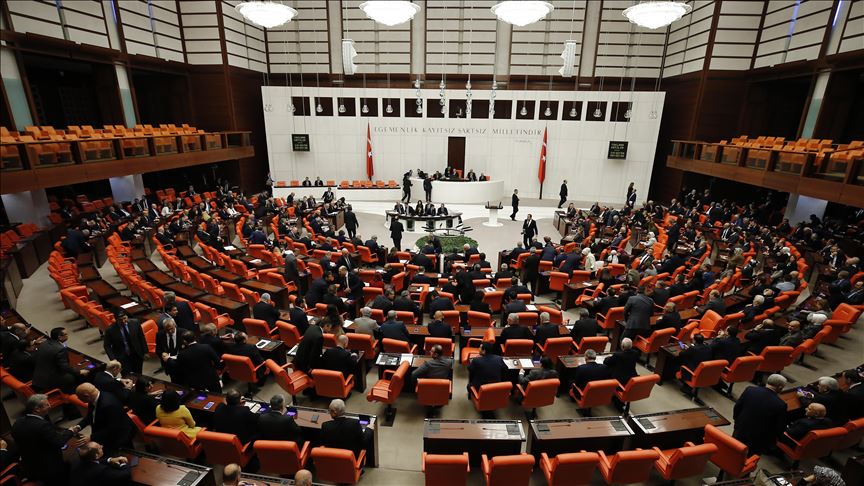 Parlamento de Turquía condena los comentarios contra el islam hechos por el presidente de Francia