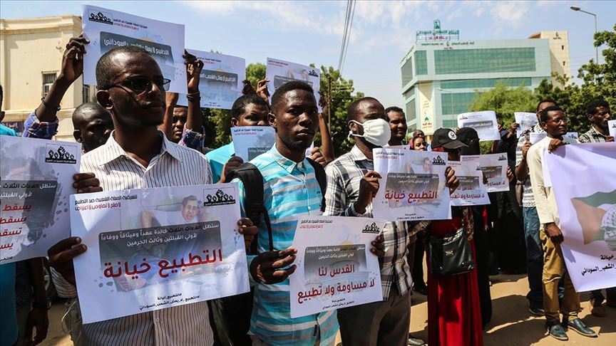 "التطبيع خيانة".. وقفة احتجاجية أمام مقر الحكومة السودانية