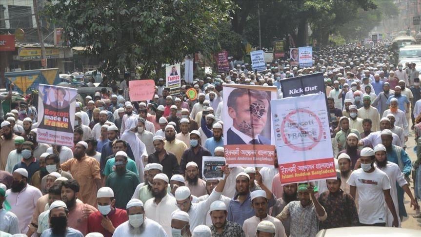 تظاهرات مردم بنگلادش در اعتراض به اظهارات اسلام‌ستیزانه ماکرون