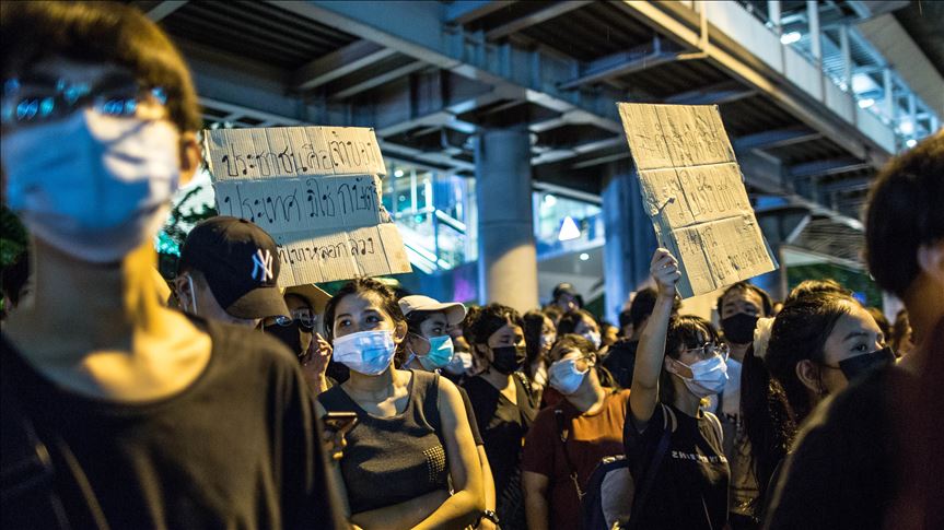 Thai protesters, lawmakers demand government step down