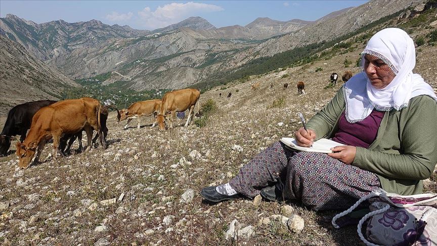 Çiftçilik yapan ilkokul mezunu kadın boş vakitlerinde 2. kitabını yazıyor 