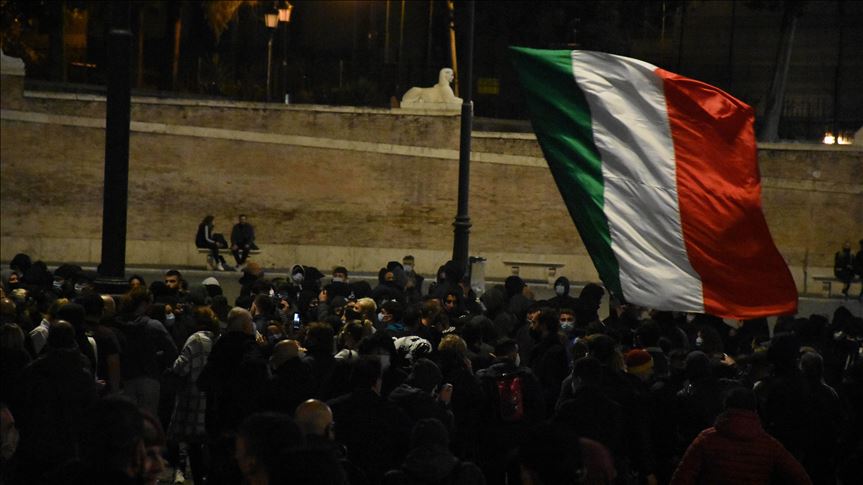 مظاهرات في إيطاليا اضد تدابير مكافحة (كوفيد-19)