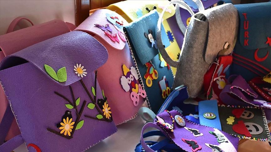Gonullulerin Tasarladigi Cantalar Siginmaci Ailelerin Cocuklarina Hediye Edilecek