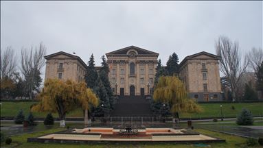 Armenian parliament changes law to form militias