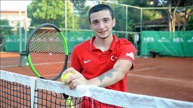 Paralimpik tenisçi Emirhan raketini hep başarı için sallıyor