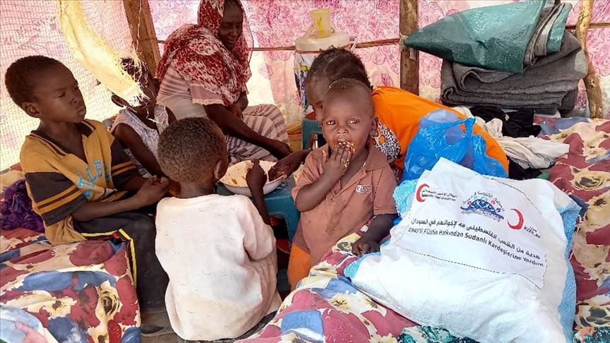 Türk Kızılay Sudan'da sel mağdurlarına gıda yardımı dağıttı
